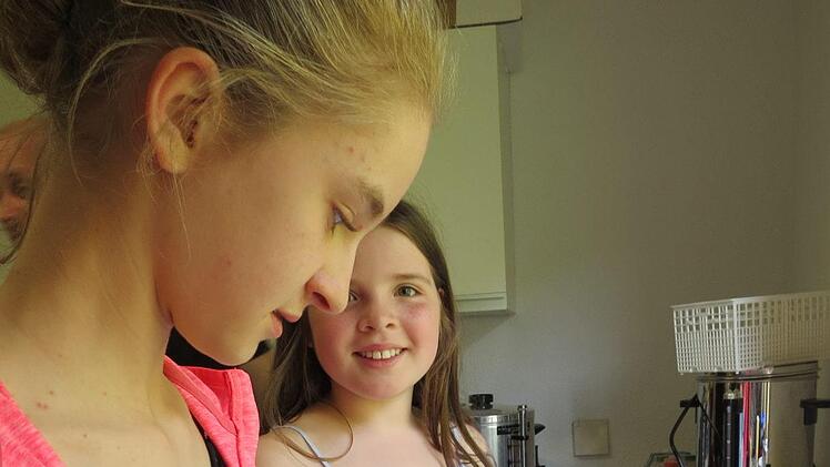 Geknetet werden muss selbst: Lucy und Pauline sind gerade dabei. Doris Bauer