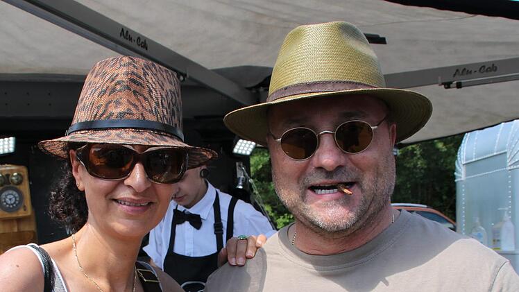 Natürlich gab's für die Land-Rover-Fans aus nah und fern auch Leckeres zu essen, wie zum Beispiel gebratene Heuschrecken. Foto: Isolde Krapf