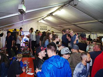 An vier Tagen ist im Festzelt am Vereinsheim "Alte Schmiede" wieder Stimmung und gute Laune angesagt. Fotos: Thomas Hümmer