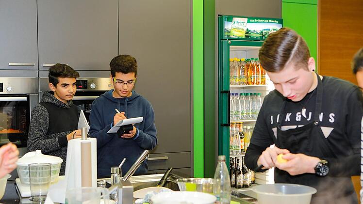 Die Brüder Sahin und Nesim Wißlicen schreiben und fotografieren für die Schülerzeitung der Realschule und beobachten Ben vom Schülerteam bei der Arbeit.Matthias Hoch