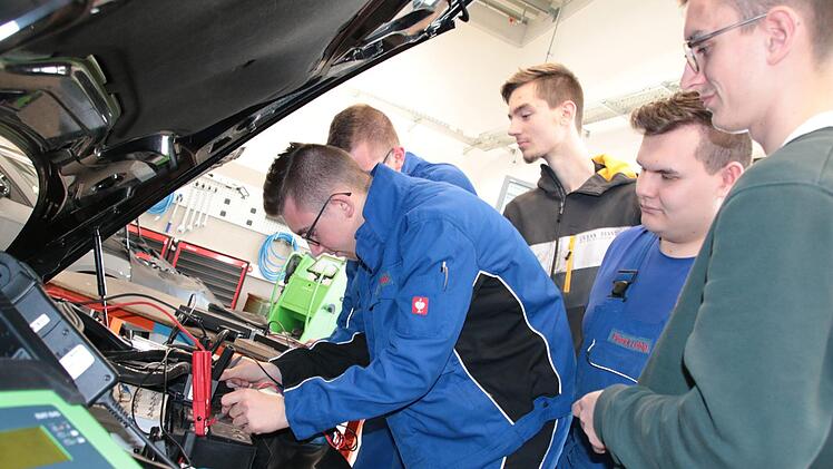 In der erweiterten Lehr-Werkstatt auf dem Lagerberg haben die aktuell 120 Auszubildenden beste Bedingungen. Foto: Ralf Ruppert