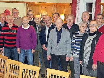 Die Kronacher Meisterkicker feierten die Meisterschaft in der Landesliga Nord im Spieljahr 1970/1971. Das Bild zeigt sie mit Bürgermeister Wolfgang Beiergrößlein (Zweiter von links). Foto: Heike Schülein