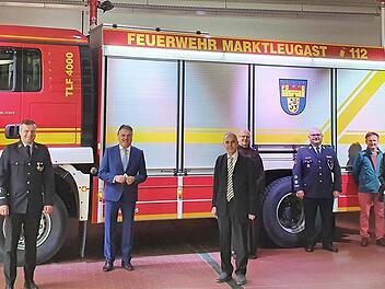 Die Freiwillige Feuerwehr Marktleugast erhielt ihr neues TLF 4000: von links im Bild Vorsitzender Martin Döring, Kreisbrandrat Stefan Härtlein, CSU-Fraktionsvorsitzender Daniel Schramm, Landrat Klaus-Peter Söllner, Bürgermeister Franz Uome, Pater Silvester, Zweiter Kommandant Stefan Mähringer, HBG-Fraktionsvorsitzender Clemens Friedrich, Dritte Bürgermeisterin Irina Klier, Pfarrer Müller sowie Matthias Schramm (FW) und Kommandant Hans Kögler. Foto: privat