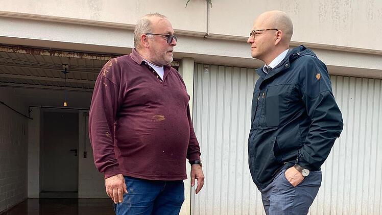 Oberbürgermeister Dirk Vogel (SPD) im Gespräch mit einem Anwohner. Foto: David Rybak