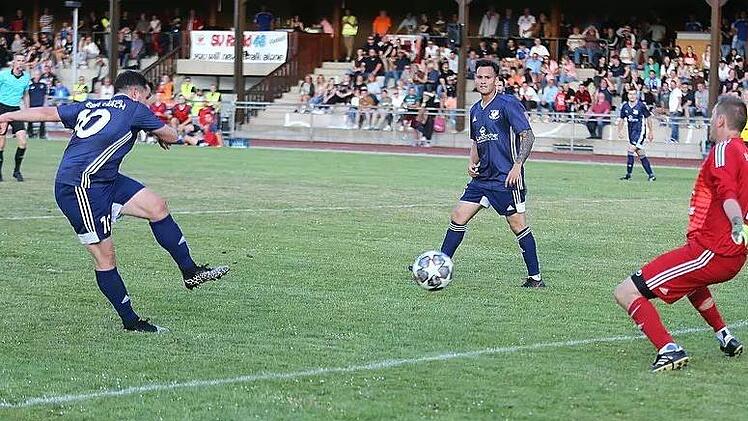 Ebelsbachs Spielertrainer Luka Hornung zieht ab und lässt Thulbas Torwart Alexander Büchner beim Treffer zum zwischenzeitlichen 5:0 keine Chance.  Foto: Ralf Naumann