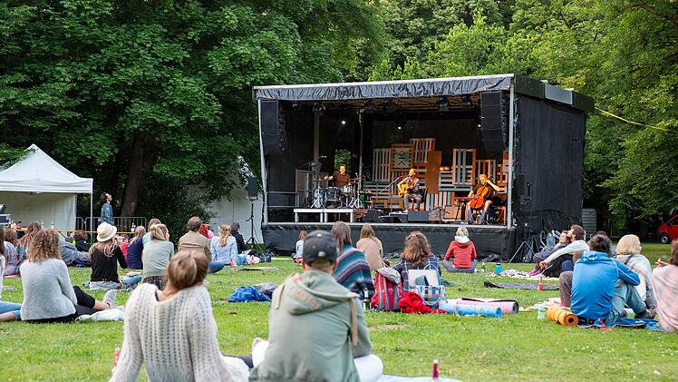 Entspannte Atmosphäre herrschte beim Rise-Festival im Luitpoldpark, wie hier beim Auftritt der Hamburger Band "Pohlmann".