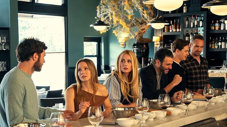 Was sie mit ihrer Schwester Morgan (Justine Lupe, rechts) bequatscht, will Joanne (Kristen Bell) nicht unbedingt mit Noah (Adam Brody) teilen.