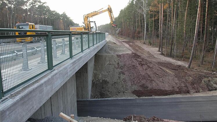 Die Straße zwischen Pommersfelden und Aisch (unten) durch die neue Brücke ist wieder freigegeben.