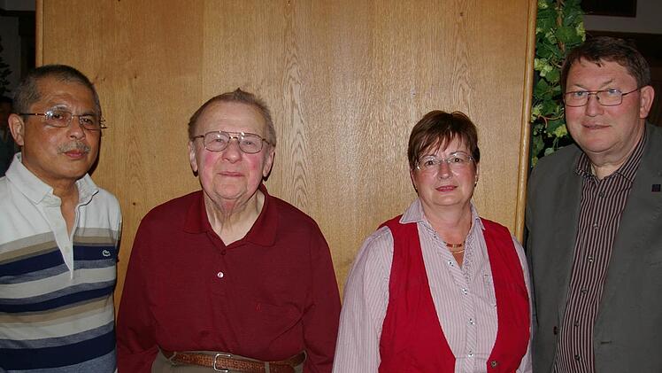 Der neue Vorstand will die Arbeiten am Alten Friedhof weiterführen. Franz Böhm (rechts) baut als 1. Vorsitzender auf seinen Stellvertreter Frits Galistan, Kassier Bernhard Kahnt und Schriftführerin Margot Junker (von links). Foto: Tom Müller