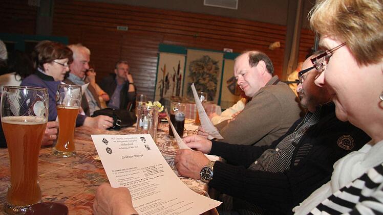 Richtig viel Spaß hatten die über 300 Gäste in der Frankenwaldhalle bei den "Liedern zum Mitsinga" - vor allem bei "Die Leineweber haben eine saubere Zunft" mit dem Refrain "Schrumm, schrumm, schrumm".