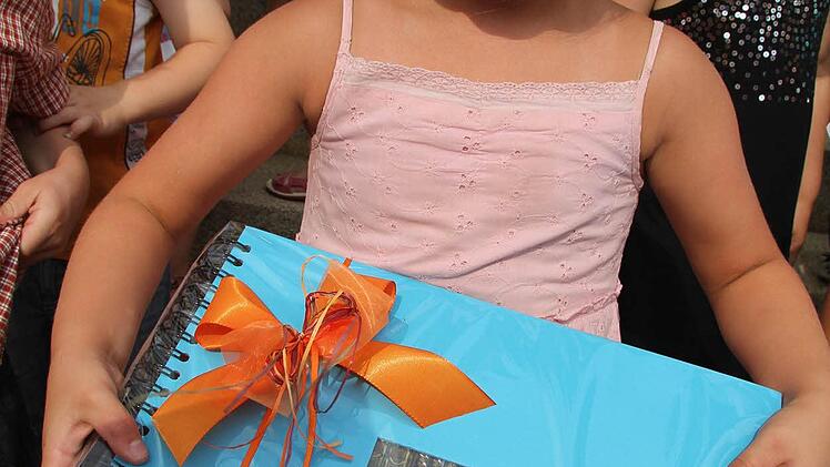 Stolz präsentiert Maria Hempfling das Fotobuch.