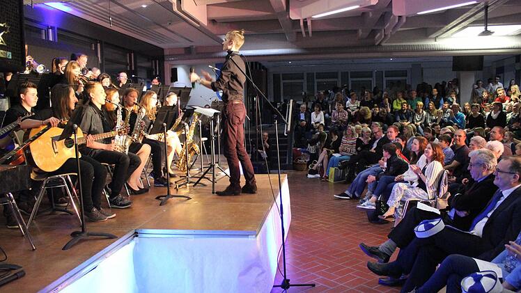 GFS-Frühlingskonzert in der neuen Aula mit der big Band (Leitung Gitarrist Johann Gerwin) Foto: fra-press