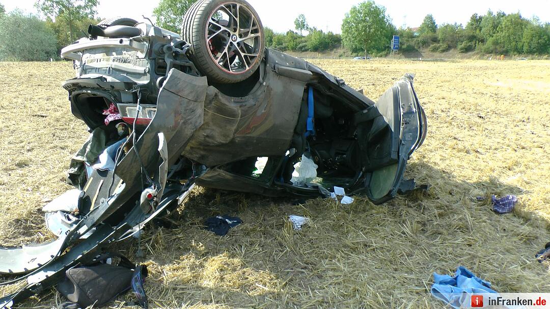 Renault ueberschlaegt sich mehrfach - Fahrer lebensgefaehrlich verletzt