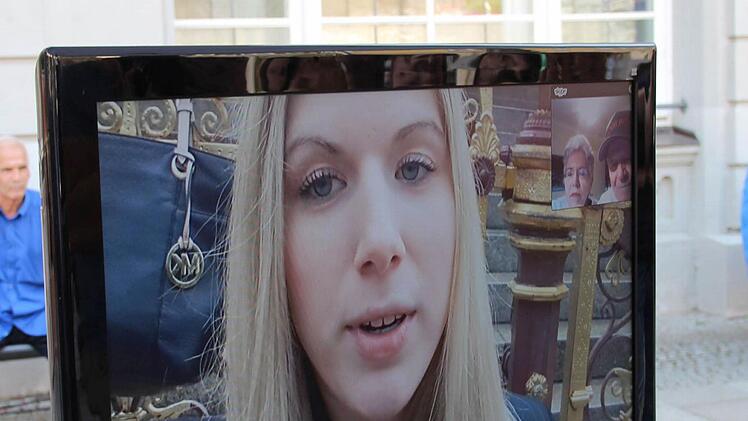 Johanna Wiesner schickte eine vor dem Albert-Memorial aufgenommene Video-Botschaft aus London nach Coburg.Foto: Jochen Berger