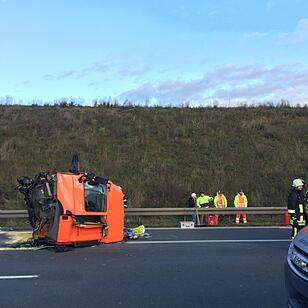 A3 im Kreis Würzburg: Führerhaus bricht nach Massenunfall vom Rest des LKWs ab