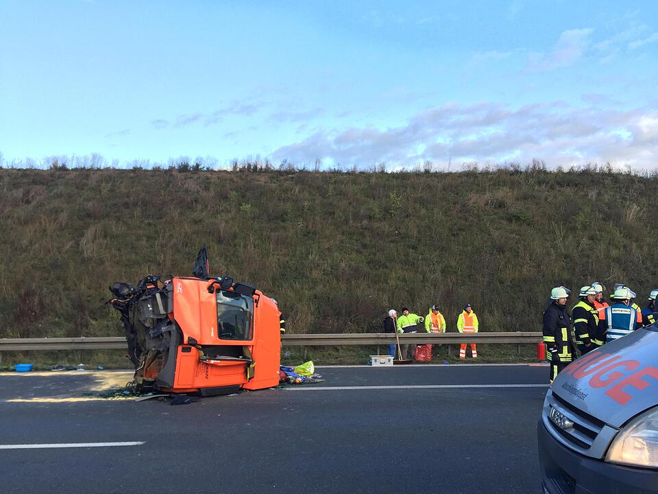 A3 im Kreis Würzburg: Führerhaus bricht nach Massenunfall vom Rest des LKWs ab