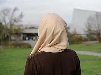 Die betroffene Studentin vor der neuen Uni W&uuml;rzburg. Foto: Daniel Peter