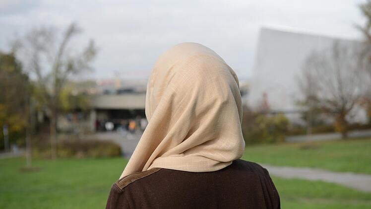 Die betroffene Studentin vor der neuen Uni Würzburg. Foto: Daniel Peter