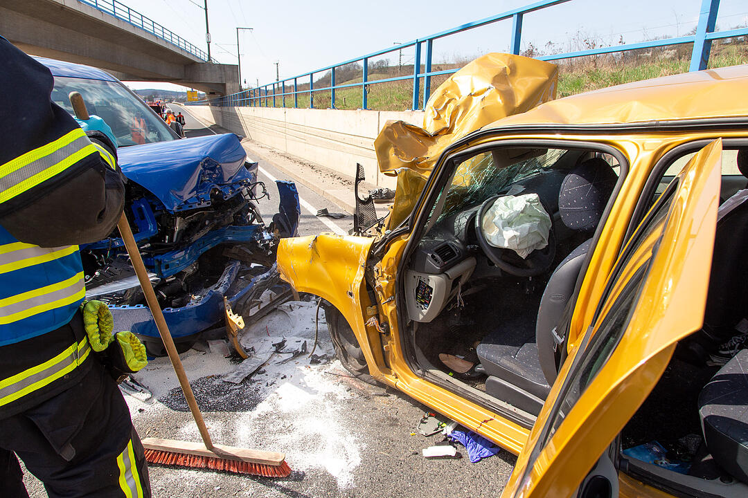Schwerer Unfall bei Coburg: Zwei Schwerverletzte nach Crash auf B303