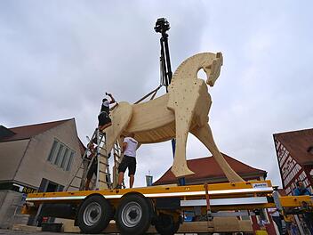 Ein sechs Meter hohes und vier Tonnen schweres Trojanisches Pferd aus Holz wird auf dem Marktplatz f&uuml;r die Montage auf einen Sockel vorbereitet. Das Pferd ist Teil einer Sonderausstellung mit dem Titel "Heinrich Schliemann - Troja" die am 15.06. im Knauf-Museum er&ouml;ffnet werden soll. Foto: Karl-Josef Hildenbrand/dpa