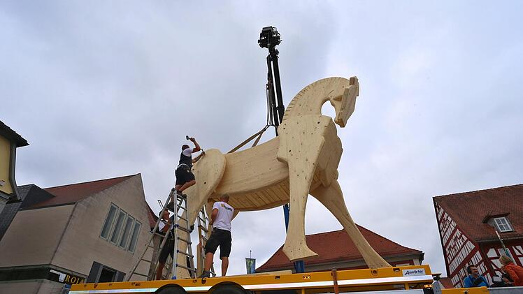 Ein sechs Meter hohes und vier Tonnen schweres Trojanisches Pferd aus Holz wird auf dem Marktplatz f&uuml;r die Montage auf einen Sockel vorbereitet. Das Pferd ist Teil einer Sonderausstellung mit dem Titel "Heinrich Schliemann - Troja" die am 15.06. im Knauf-Museum er&ouml;ffnet werden soll. Foto: Karl-Josef Hildenbrand/dpa
