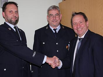 Einverstanden zeigten sich die Gemeinderäte mit der Wahl des Ersten  Kommandanten für die Feuerwehr Marktrodach, André Kestel, und seines Stellvertreters Werner Heinisch.  Bürgermeister Norbert Gräbner  gratulierte den beiden herzlich. Veronika Schadeck