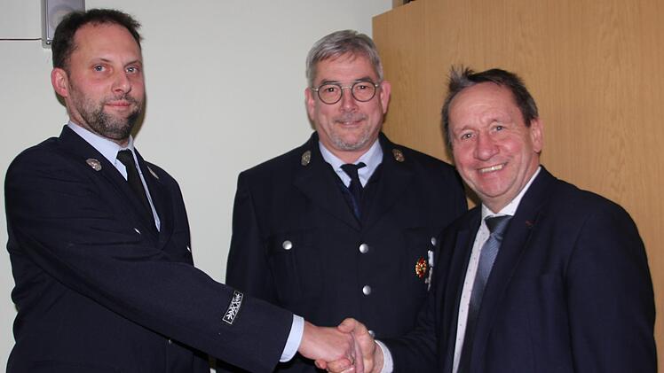 Einverstanden zeigten sich die Gemeinderäte mit der Wahl des Ersten  Kommandanten für die Feuerwehr Marktrodach, André Kestel, und seines Stellvertreters Werner Heinisch.  Bürgermeister Norbert Gräbner  gratulierte den beiden herzlich. Veronika Schadeck