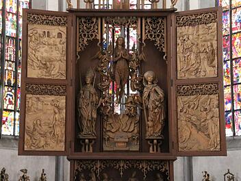 Der Zentralschrein von Josef Weiß Während Kilian (links) und Elisabeth (rechts) Originale sind, ist die Maria Magdalena (Mitte) eine Kopie von Lothar Bühner. Vor 50 Jahren begannen die Bestrebungen, den Altar wiederzuerrichten.  Thomas Malz
