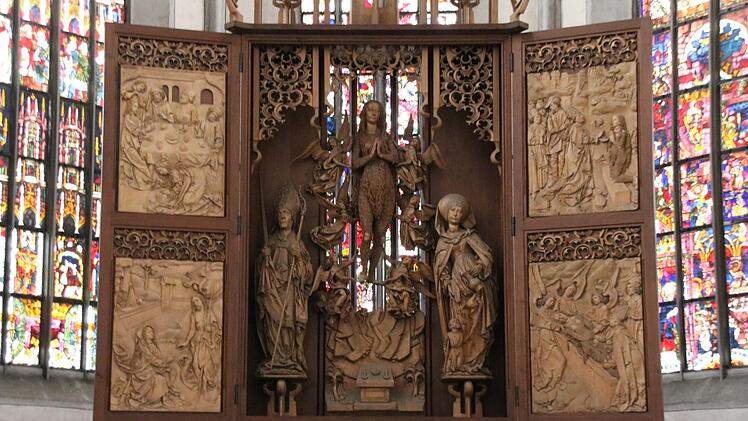 Der Zentralschrein von Josef Weiß Während Kilian (links) und Elisabeth (rechts) Originale sind, ist die Maria Magdalena (Mitte) eine Kopie von Lothar Bühner. Vor 50 Jahren begannen die Bestrebungen, den Altar wiederzuerrichten.  Thomas Malz