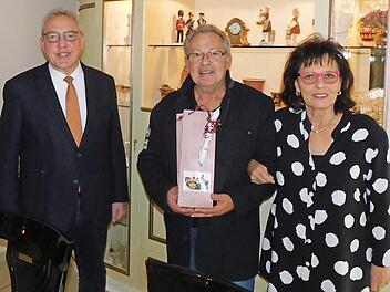 Jubilar Hans Lesch (Mitte) mit Ehefrau Roswitha und Bürgermeister Harald Hübner Foto: Horst Wunner