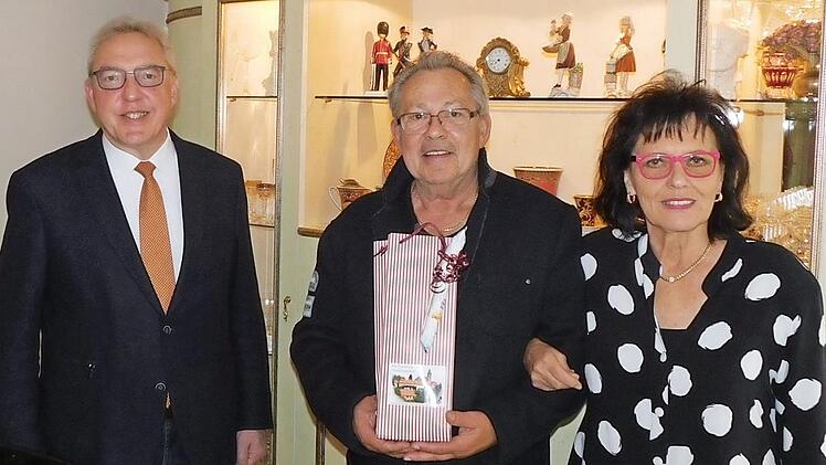 Jubilar Hans Lesch (Mitte) mit Ehefrau Roswitha und Bürgermeister Harald Hübner Foto: Horst Wunner