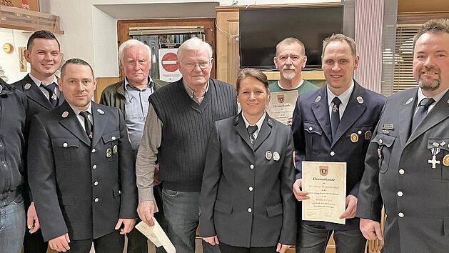 Gruppenbild mit Gew&auml;hlten und Geehrten (v.&nbsp;l.): B&uuml;rgermeister Stefan F&ouml;rtsch, Zweiter Vorsitzender J&uuml;rgen Maier, Zweiter Kommandant Stefan Heid, Heinz Milke, Werner Heck, Vorsitzende Alexandra Schwarz, Detlef Meyer, scheidender Zweiter Kommandant Manuel Vogel und Kommandant Christian Deinlein