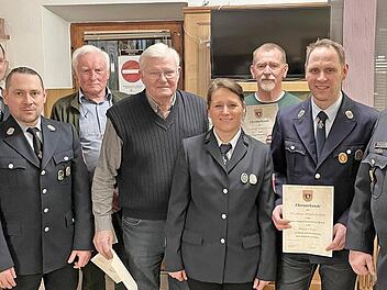 Gruppenbild mit Gewählten und Geehrten (v. l.): Bürgermeister Stefan Förtsch, Zweiter Vorsitzender Jürgen Maier, Zweiter Kommandant Stefan Heid, Heinz Milke, Werner Heck, Vorsitzende Alexandra Schwarz, Detlef Meyer, scheidender Zweiter Kommandant Manuel Vogel und Kommandant Christian Deinlein