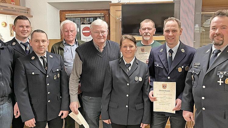 Gruppenbild mit Gewählten und Geehrten (v. l.): Bürgermeister Stefan Förtsch, Zweiter Vorsitzender Jürgen Maier, Zweiter Kommandant Stefan Heid, Heinz Milke, Werner Heck, Vorsitzende Alexandra Schwarz, Detlef Meyer, scheidender Zweiter Kommandant Manuel Vogel und Kommandant Christian Deinlein