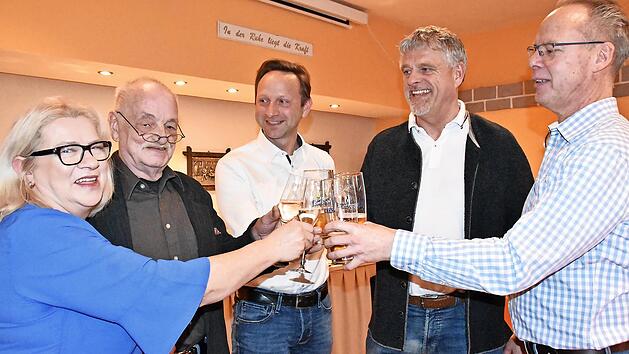 „Hoch soll er leben!“ – Renata Trojahowska-Fritsch und Winfrid „Winni“ Fritsch stoßen mit (ab Dritter von links) Bürgermeister Robert Bosch sowie Thorsten Müller und Stefan Popp von der Kulmbacher Brauerei an.
