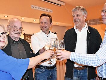 „Hoch soll er leben!“ – Renata Trojahowska-Fritsch und Winfrid „Winni“ Fritsch stoßen mit (ab Dritter von links) Bürgermeister Robert Bosch sowie Thorsten Müller und Stefan Popp von der Kulmbacher Brauerei an.