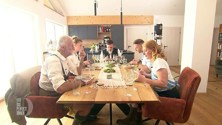 An Tag 3 trifft sich die Chiemsee-Runde bei Fabian (25) in Seeon.