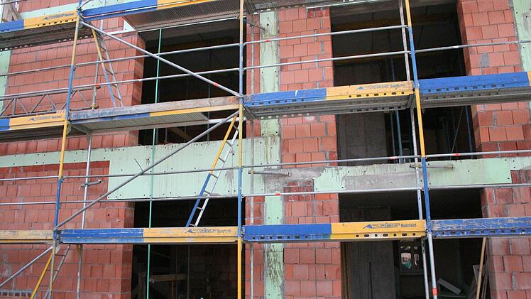 Der Rohbau des Neubaus steht.