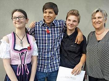 Mit den drei Besten (v.l.) Jemie Litwin, Carlo Schneider und Lukas Mahler freut sich Klassleiterin Gundula Reuter über einen gelungen Schulabschluss. Foto: Stefan Geiger