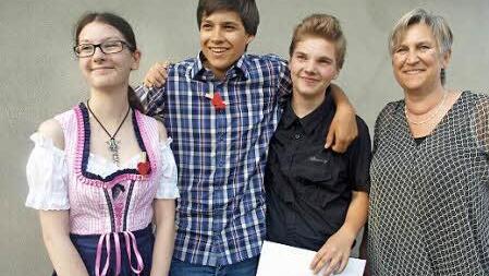 Mit den drei Besten (v.l.) Jemie Litwin, Carlo Schneider und Lukas Mahler freut sich Klassleiterin Gundula Reuter über einen gelungen Schulabschluss. Foto: Stefan Geiger