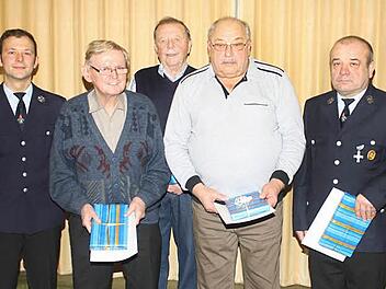 Die für 60-und 50-jährige Mitgliedschaft Geehrten Fritz Wehrfritz, Heinrich Taut und Karl Sponsel (v.li.), flankiert von Marco Trautner und Rudolf Huhn (rechts) Foto: Paul Pöhlmann