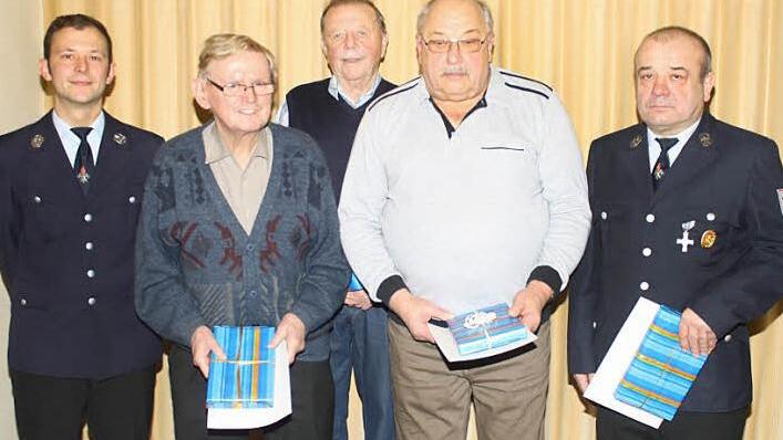 Die für 60-und 50-jährige Mitgliedschaft Geehrten Fritz Wehrfritz, Heinrich Taut und Karl Sponsel (v.li.), flankiert von Marco Trautner und Rudolf Huhn (rechts) Foto: Paul Pöhlmann