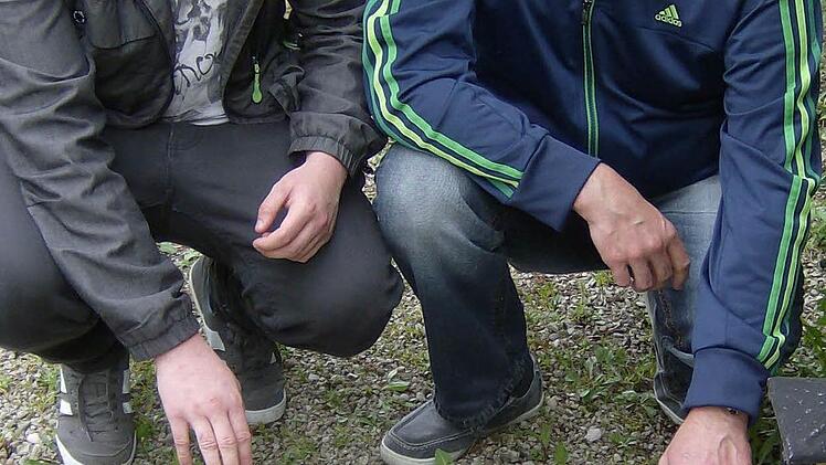 Marco Haala und sein Vater Werner am Grab der Mutter  Foto: Petra Malbrich