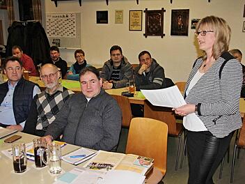 Sandra Schramm, Dieter Reisenweber, Siegfried Kirchner und Norbert Scheichenost (vorne von rechts) informierten bei der Bürgerversammlung ausführlich über geplante Maßnahmen um Untermerzbach auf dem Weg zum Wettbewerb "Unser Dorf hat Zukunft - unser Dorf soll schöner werden", fit zu machen.