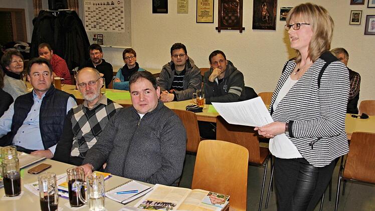 Sandra Schramm, Dieter Reisenweber, Siegfried Kirchner und Norbert Scheichenost (vorne von rechts) informierten bei der Bürgerversammlung ausführlich über geplante Maßnahmen um Untermerzbach auf dem Weg zum Wettbewerb "Unser Dorf hat Zukunft - unser Dorf soll schöner werden", fit zu machen.