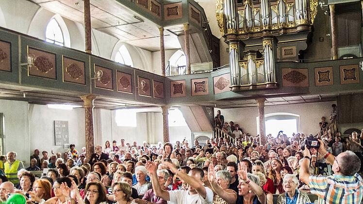 Toller Auftritt: Die Quastenflosser werden bei ihrem Auftritt in der Heilig-Kreuz-Kirche von zahlreichen begeisterten Zuhörern gefeiert. Foto: Jochen Berger