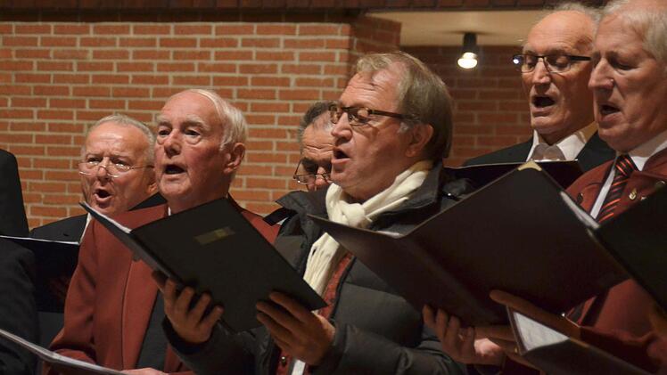 Die zweite Premiere des Abends feierte der ProjektMännerchor Stralsbach-Obereschenbach, den ebenfalls Ganna Kravchenko leitete.  Foto: Kathrin Kupka-Hahn