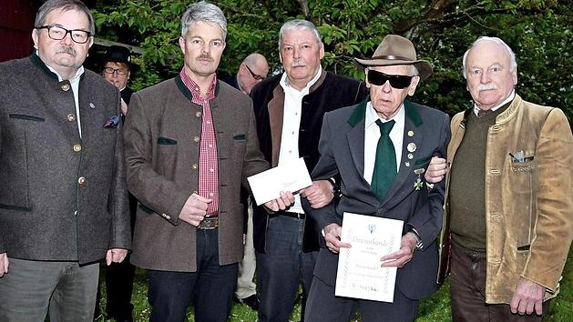 Edwin Krieg wurde zum 99. Geburtstag vom Bayerischen Jagdverband ausgezeichnet. Die Ehrung fand im Beisein von B&uuml;rgermeister Christian Mrosek (CSU) und von Vorstandsmitglied Karl Hafermann, BJV-Kreisvorsitzendem Michael Ament und Ehrenvorsitzendem Ernst Fink (v. l.) statt. Foto: Dieter Radziej
