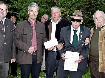 Edwin Krieg wurde zum 99. Geburtstag vom Bayerischen Jagdverband ausgezeichnet. Die Ehrung fand im Beisein von Bürgermeister Christian Mrosek (CSU) und von Vorstandsmitglied Karl Hafermann, BJV-Kreisvorsitzendem Michael Ament und Ehrenvorsitzendem Ernst Fink (v. l.) statt. Foto: Dieter Radziej