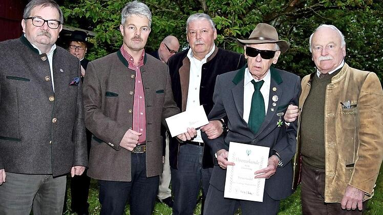 Edwin Krieg wurde zum 99. Geburtstag vom Bayerischen Jagdverband ausgezeichnet. Die Ehrung fand im Beisein von Bürgermeister Christian Mrosek (CSU) und von Vorstandsmitglied Karl Hafermann, BJV-Kreisvorsitzendem Michael Ament und Ehrenvorsitzendem Ernst Fink (v. l.) statt. Foto: Dieter Radziej